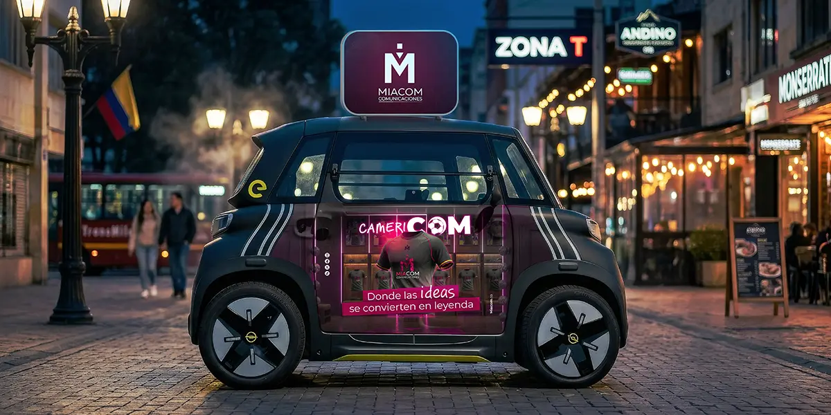 Carro minicoms eléctrico con publicidad de MIACOM con tema mundial de fútbol en la ciudad de Bogotá