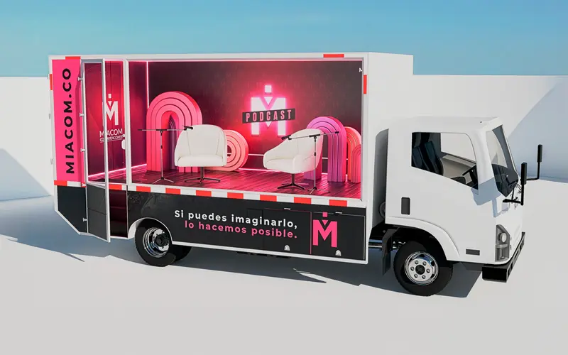 Publicidad móvil tipo vitrina podcast en un montaje en un camión