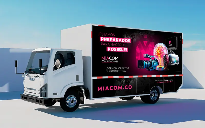 Camión con publicidad móvil tipo valla visto de lado