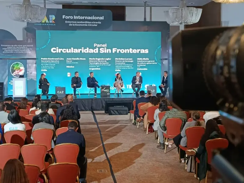 Foto de los panelistas del evento en la tarima